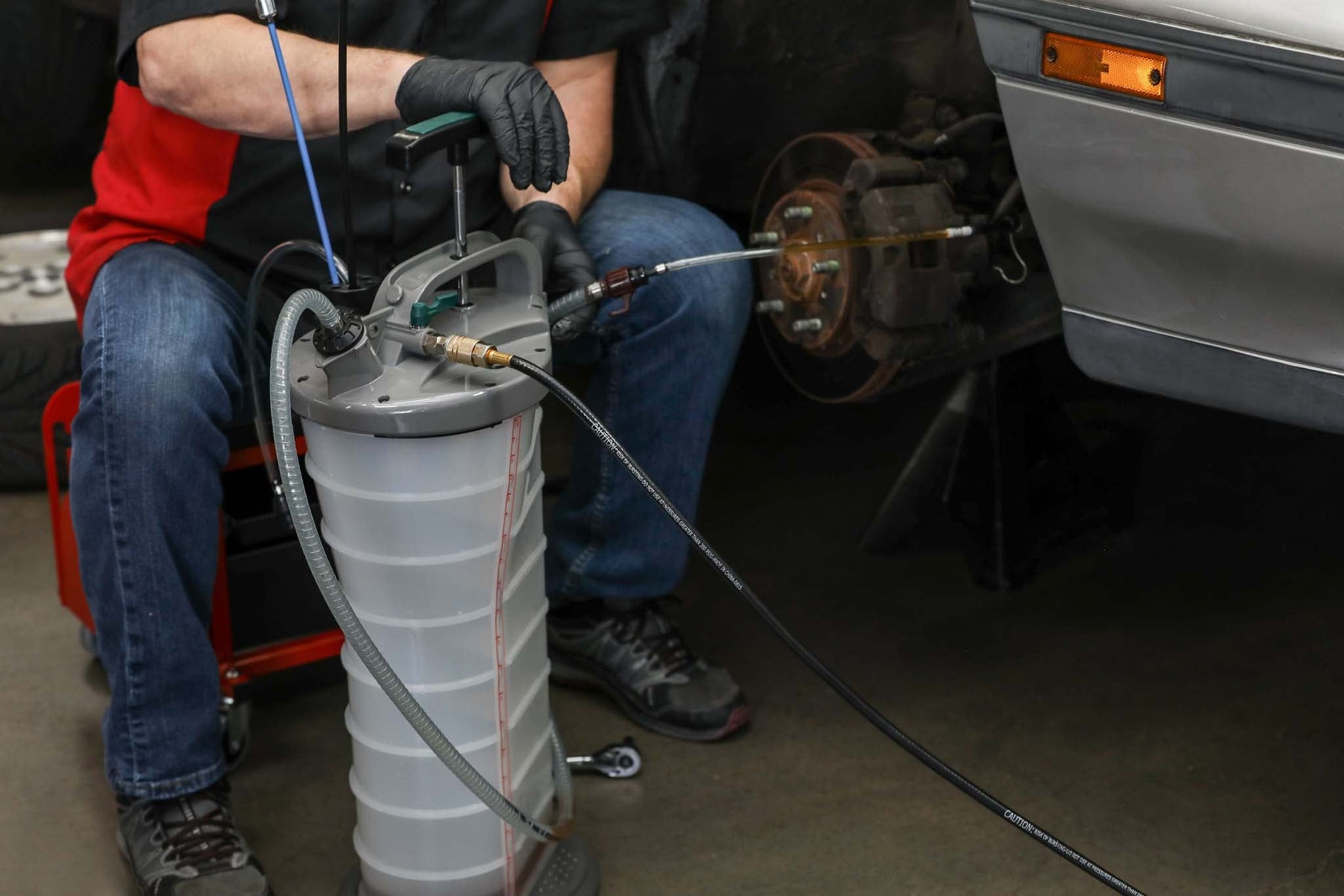 Manual Pneumatic Fluid Extractor: A Versatile Tool for Effortless Fluid Changes and Brake Bleeding